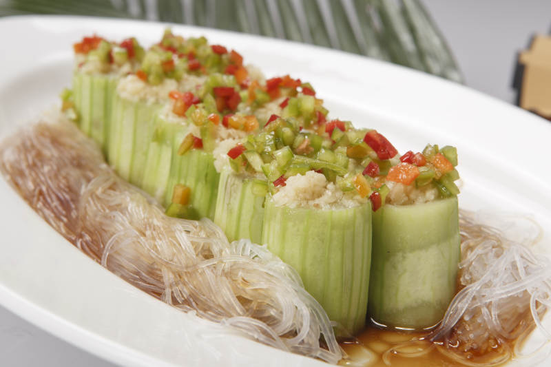 椭圆瓷盘装的粉丝丝瓜醸肉蓉图片