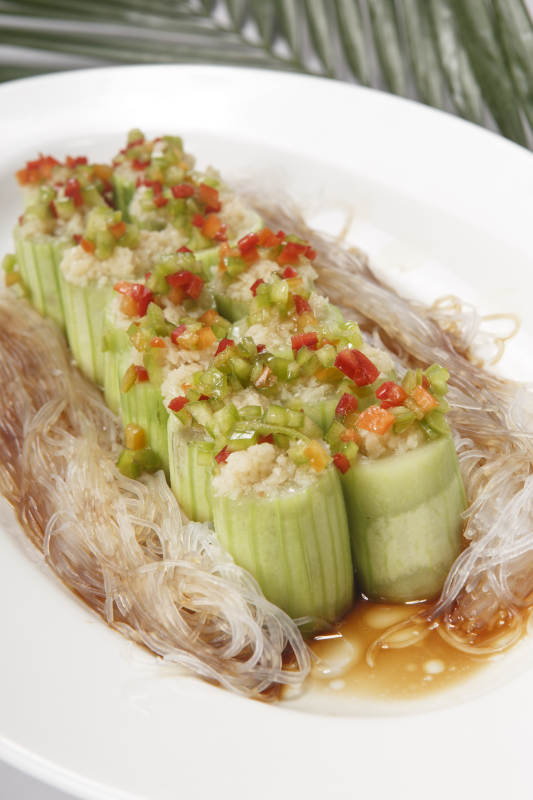 椭圆瓷盘装的粉丝丝瓜醸肉蓉图片