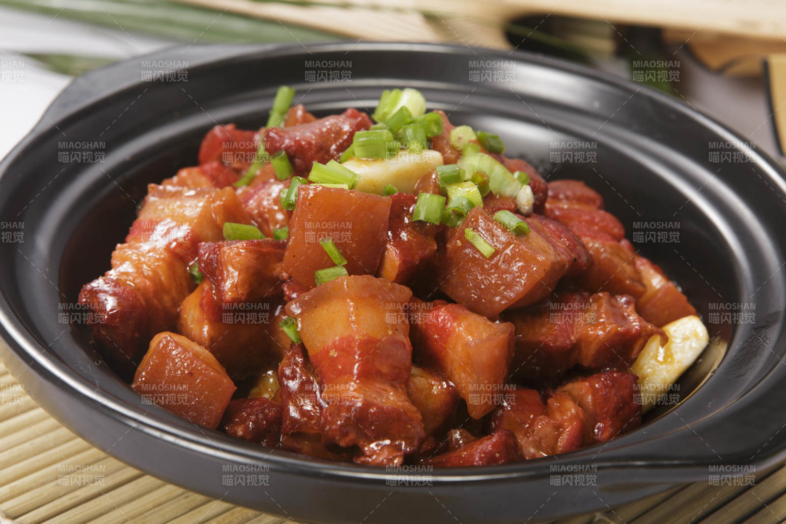 葱香砂锅红烧肉图片