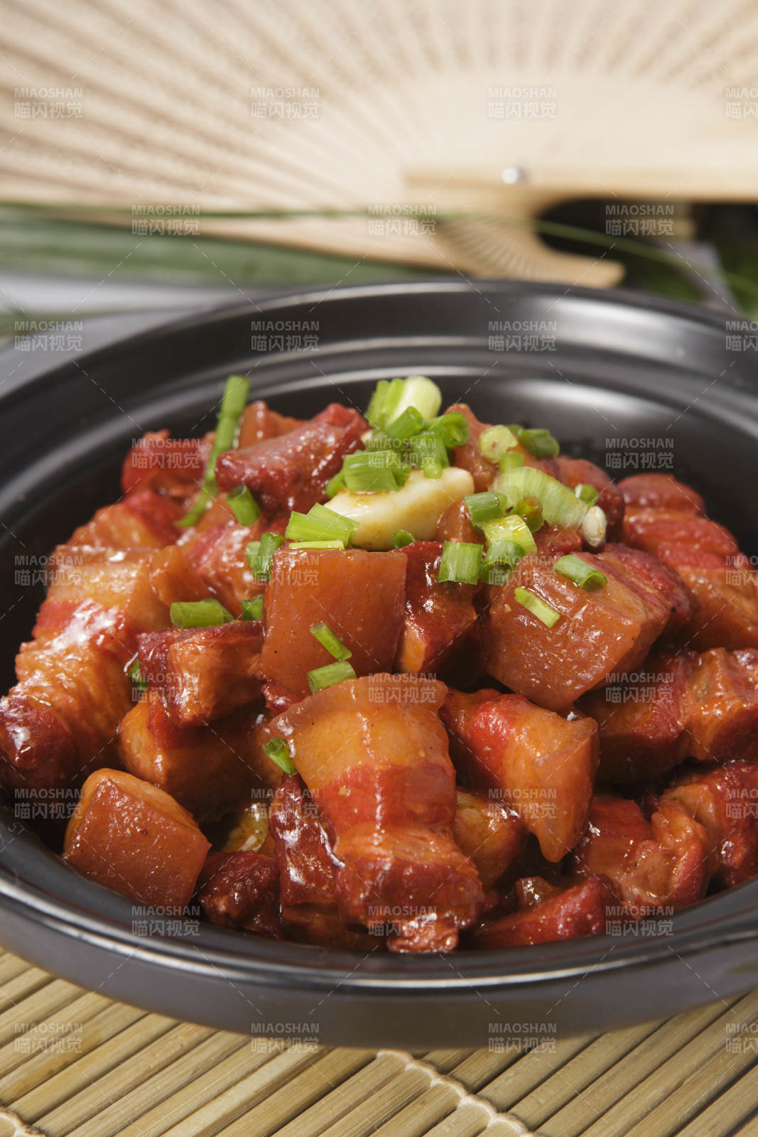葱香砂锅红烧肉图片
