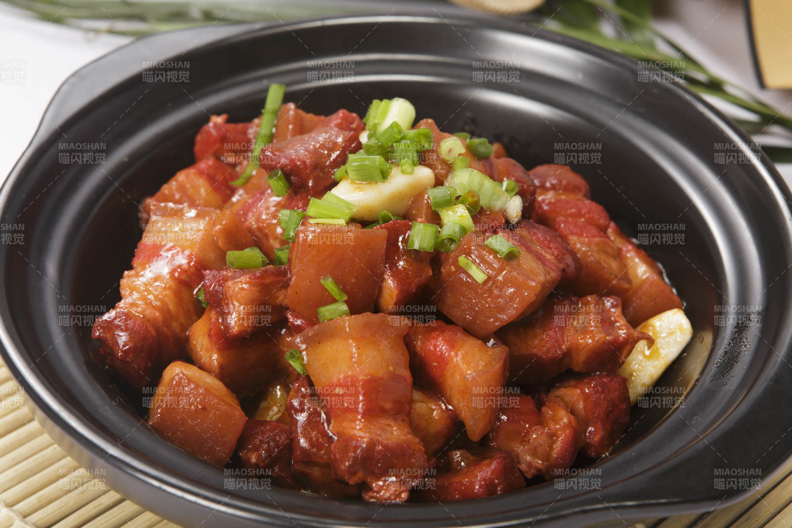 葱香砂锅红烧肉图片