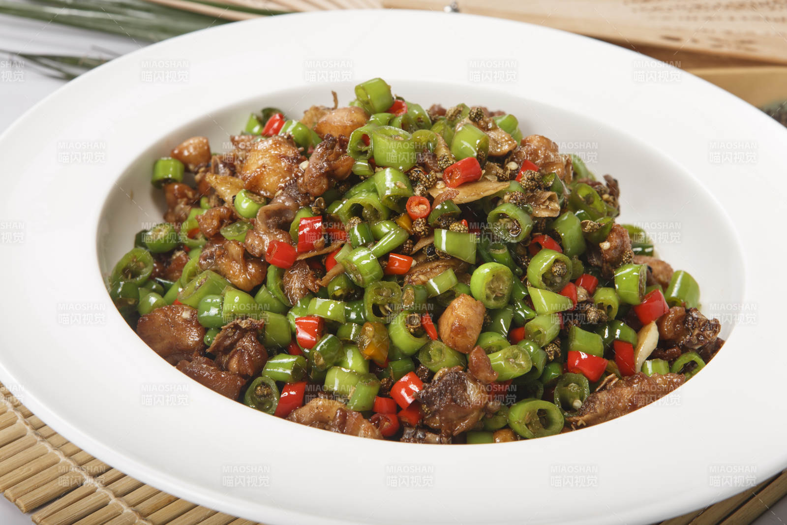 白色瓷盘装的米椒爆山鸡图片