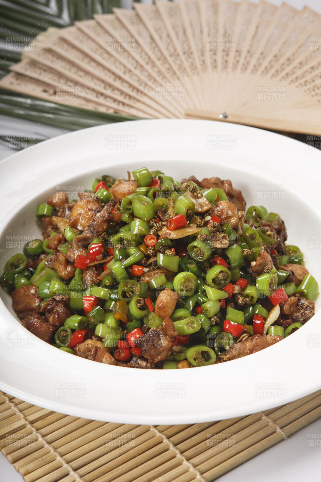 白色瓷盘装的米椒爆山鸡图片