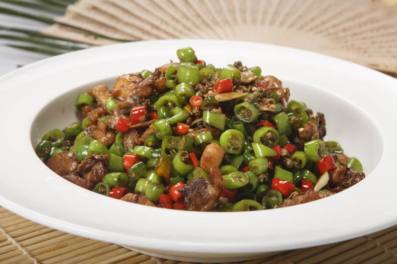 白色瓷盘装的米椒爆山鸡图片