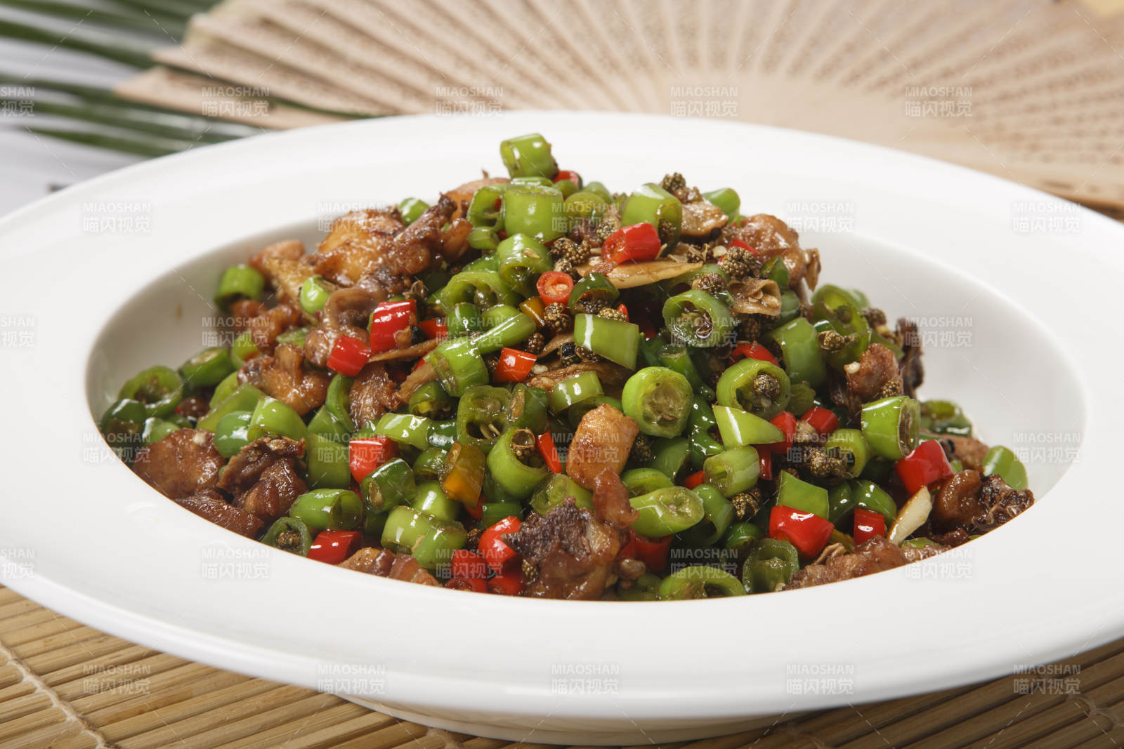 白色瓷盘装的米椒爆山鸡图片