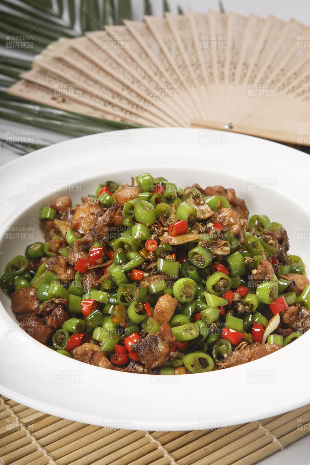 白色瓷盘装的米椒爆山鸡图片