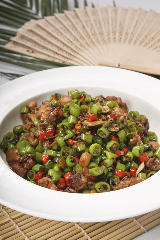 白色瓷盘装的米椒爆山鸡图片