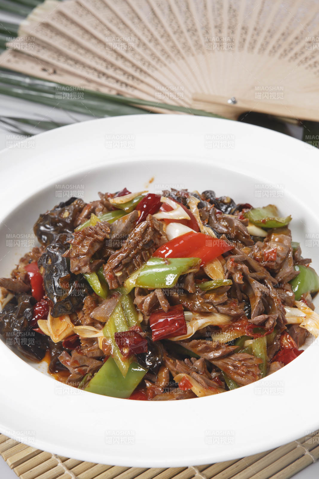 白色圆盘装的火爆腰花图片