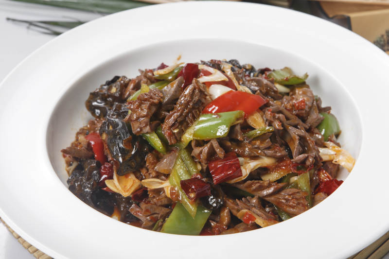 白色圆盘装的火爆腰花图片