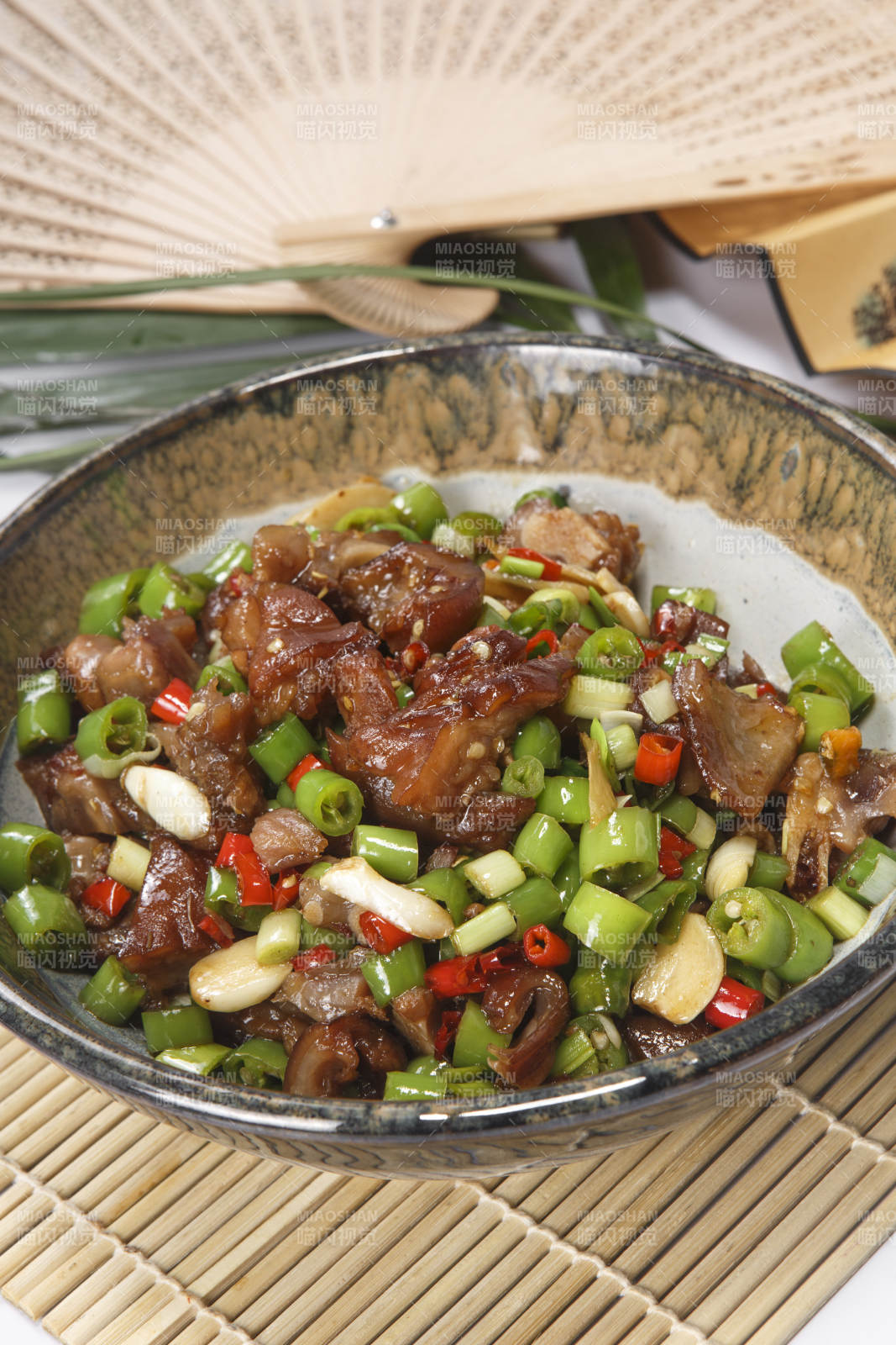 花釉瓷盏装的米椒烧蹄筋图片