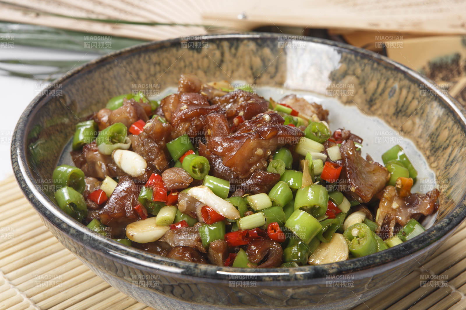 花釉瓷盏装的米椒烧蹄筋图片