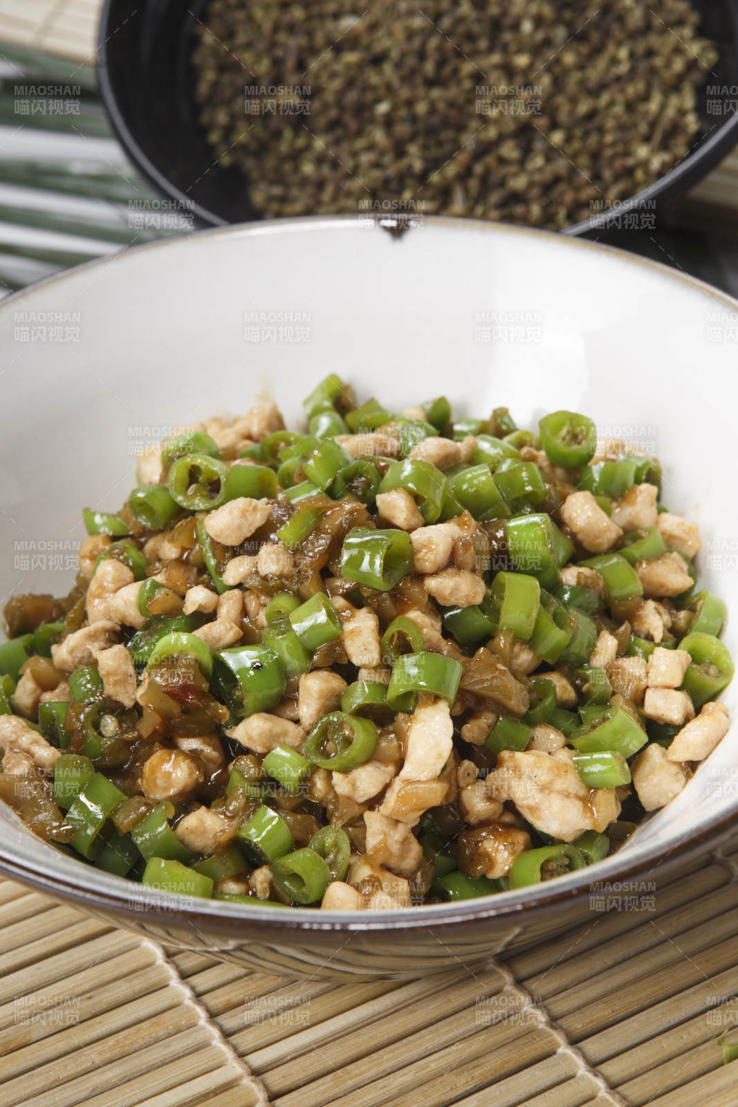 精美瓷餐具装的川菜鲜椒兔丁图片