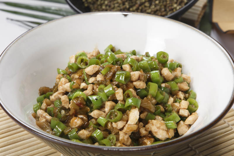 精美瓷餐具装的川菜鲜椒兔丁图片