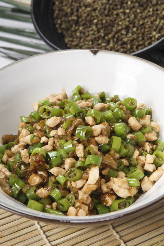 精美瓷餐具装的川菜鲜椒兔丁图片