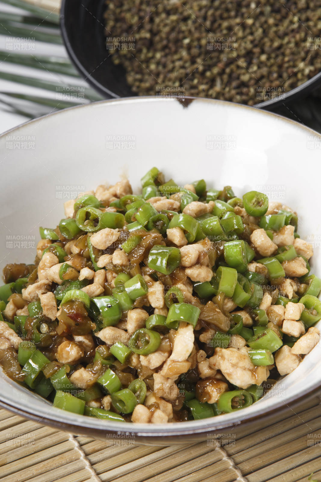 精美瓷餐具装的川菜鲜椒兔丁图片