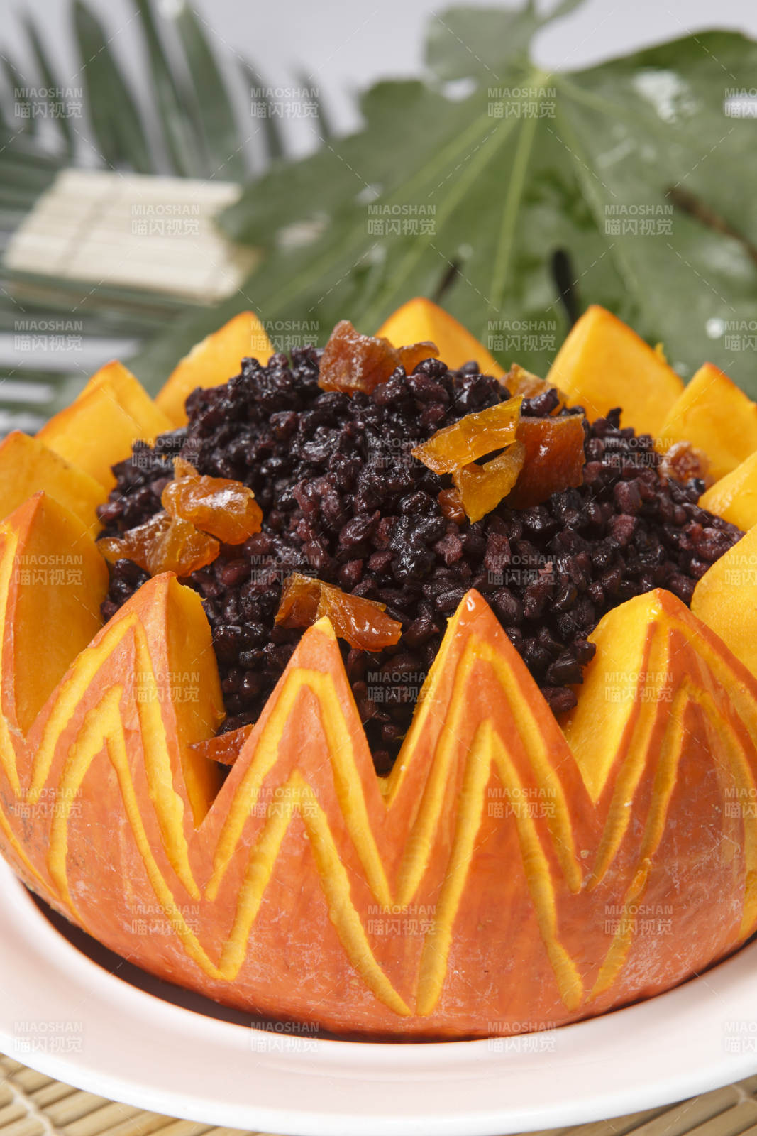 白色瓷盘装的薏米醸金瓜图片