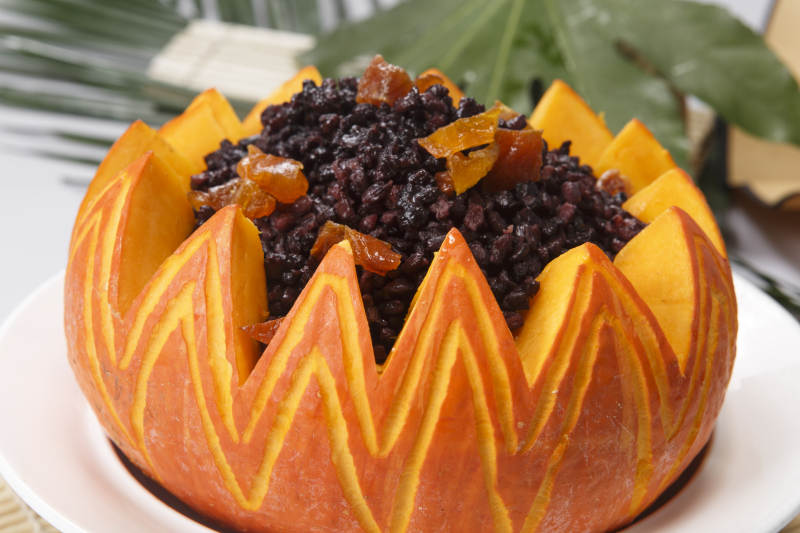 白色瓷盘装的薏米醸金瓜图片