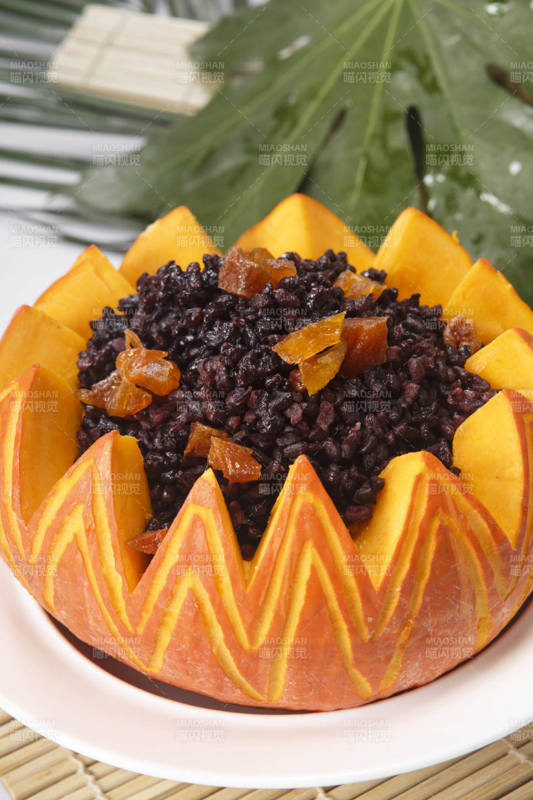 白色瓷盘装的薏米醸金瓜图片