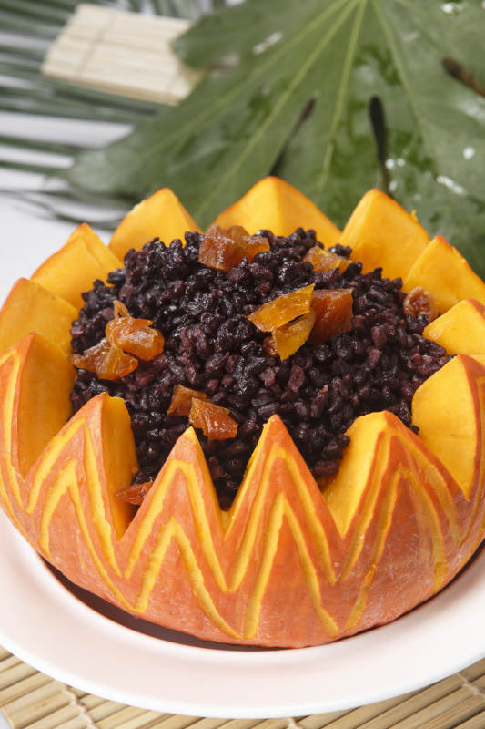 白色瓷盘装的薏米醸金瓜图片