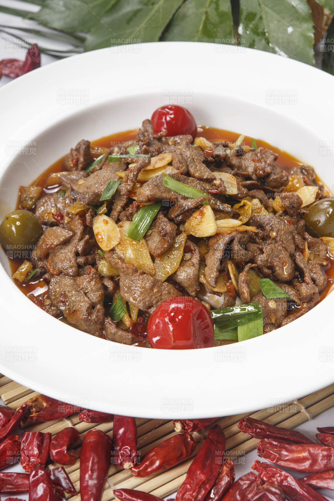 白色瓷盘装的泡椒猪肝图片