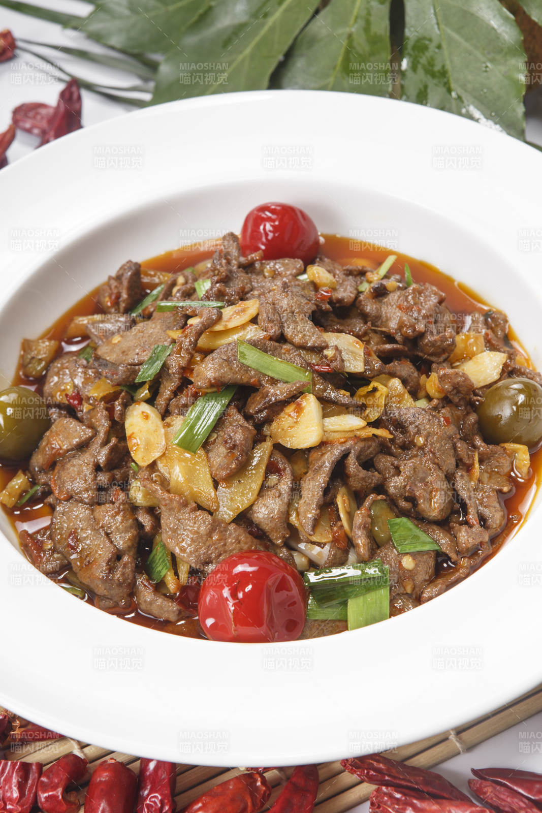 白色瓷盘装的泡椒猪肝图片