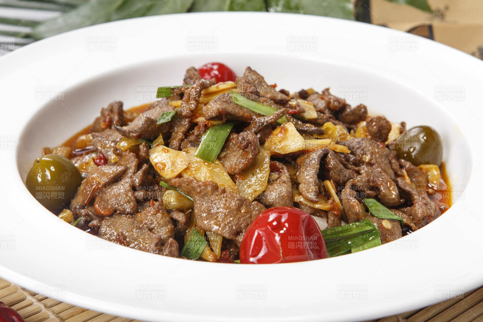 白色瓷盘装的泡椒猪肝图片