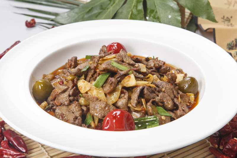 白色瓷盘装的泡椒猪肝图片