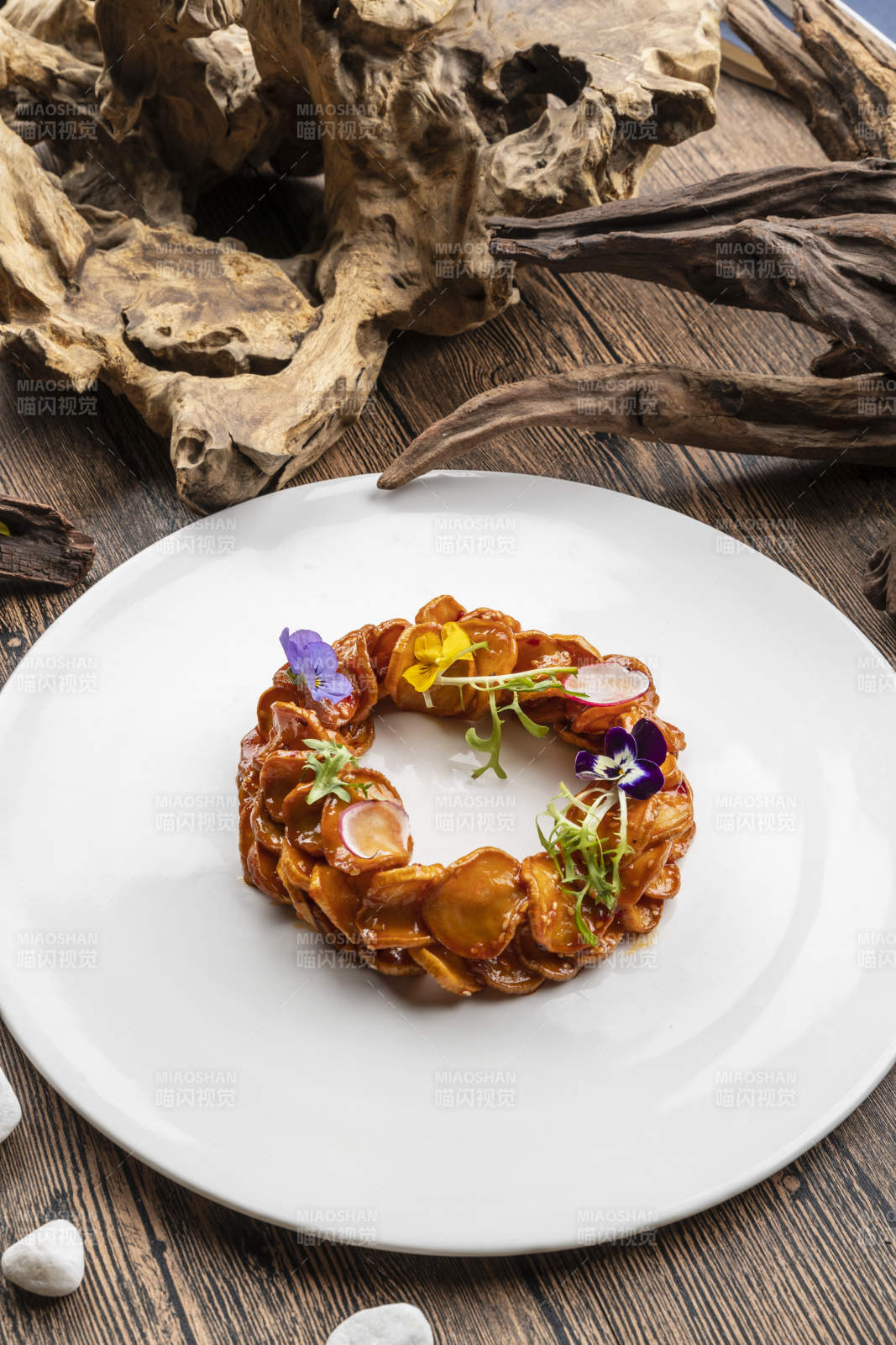 白色瓷盘装的糖腌杏鲍菇片图片