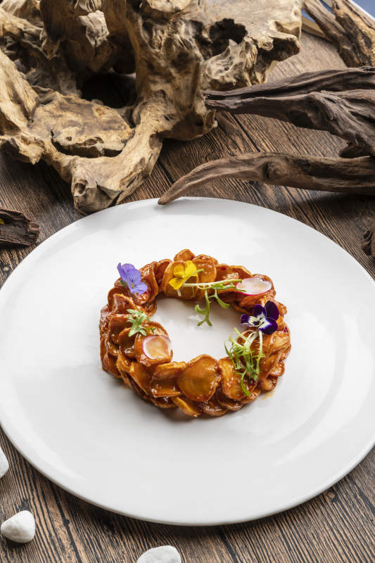 白色瓷盘装的糖腌杏鲍菇片图片