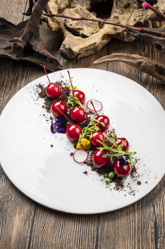 创意菜巧克力撒粉红樱桃图片