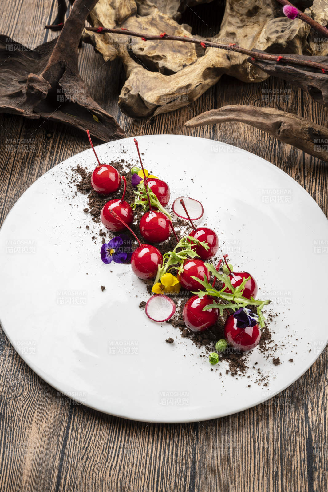 创意菜巧克力撒粉红樱桃图片