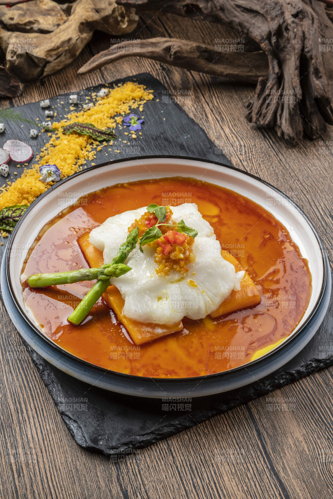 精美瓷盘装的浇汁深海鳕鱼腹图片