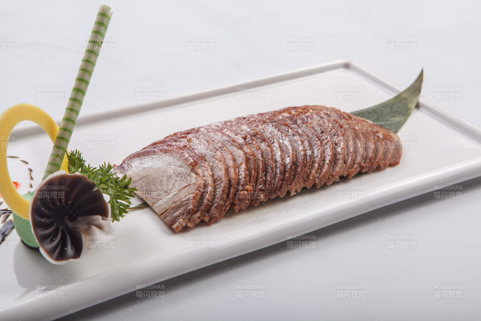 白色瓷盘装的五香酱肉切片图片