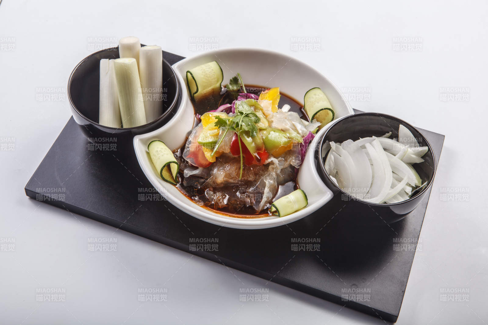 白色瓷盘装的酸辣海蜇皮图片