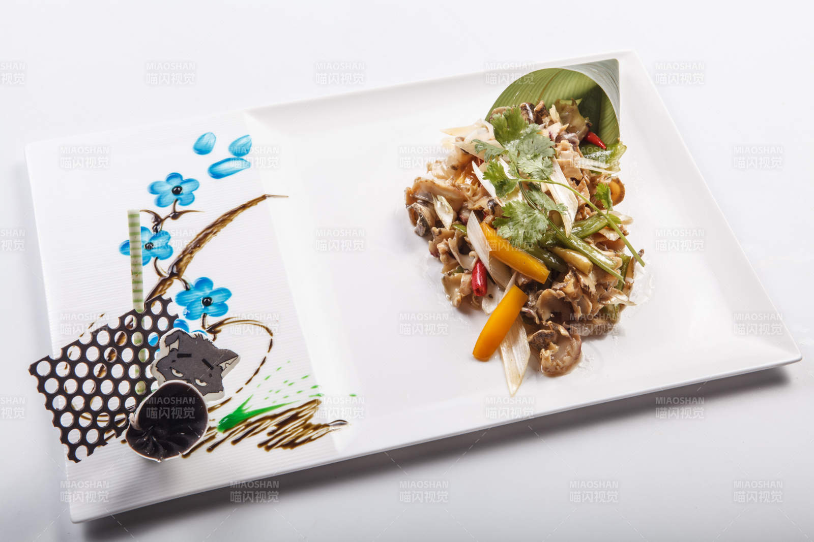 白色瓷盘装的温拌螺头图片