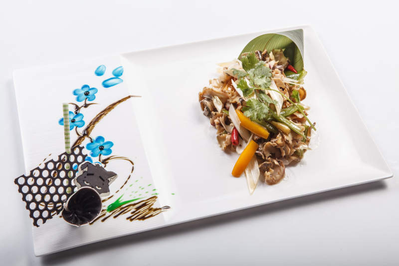 白色瓷盘装的温拌螺头图片