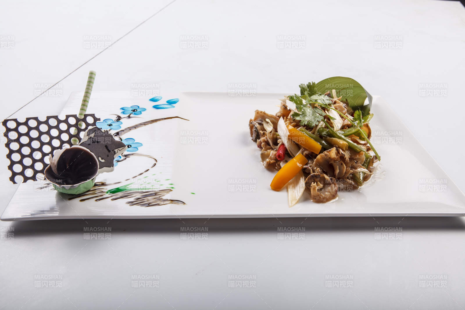 白色瓷盘装的温拌螺头图片