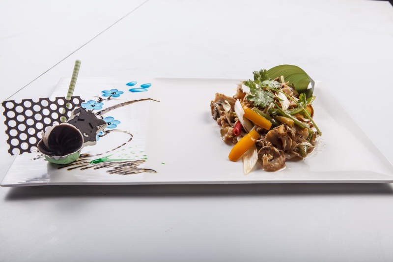 白色瓷盘装的温拌螺头图片