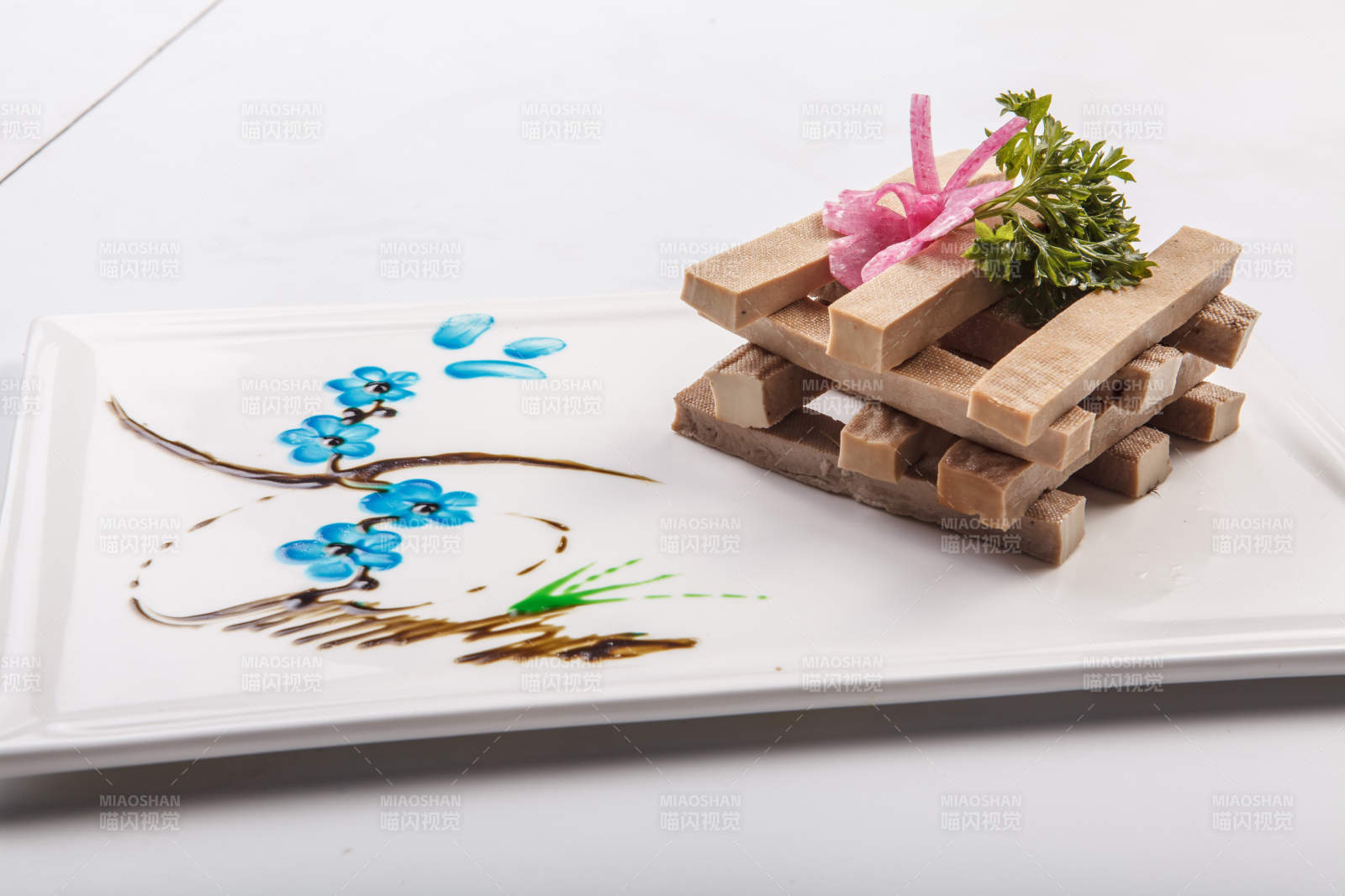 白色瓷盘装的五香豆腐干图片