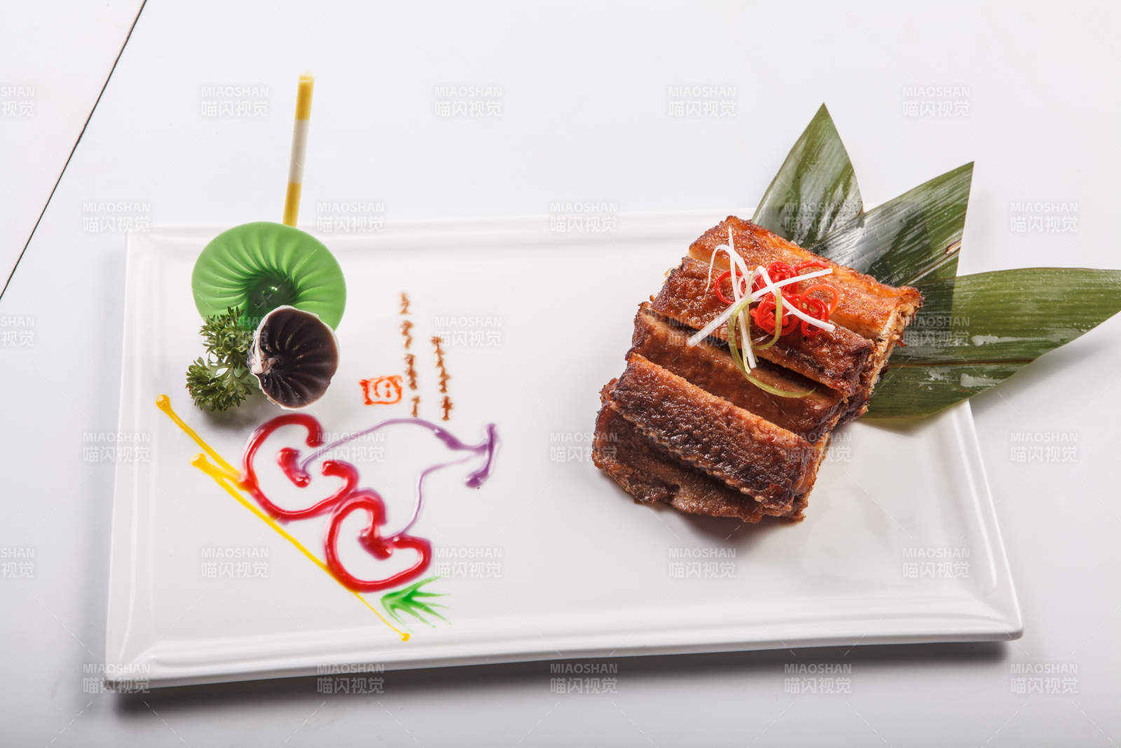 白色瓷盘装的风味糟醉带鱼图片