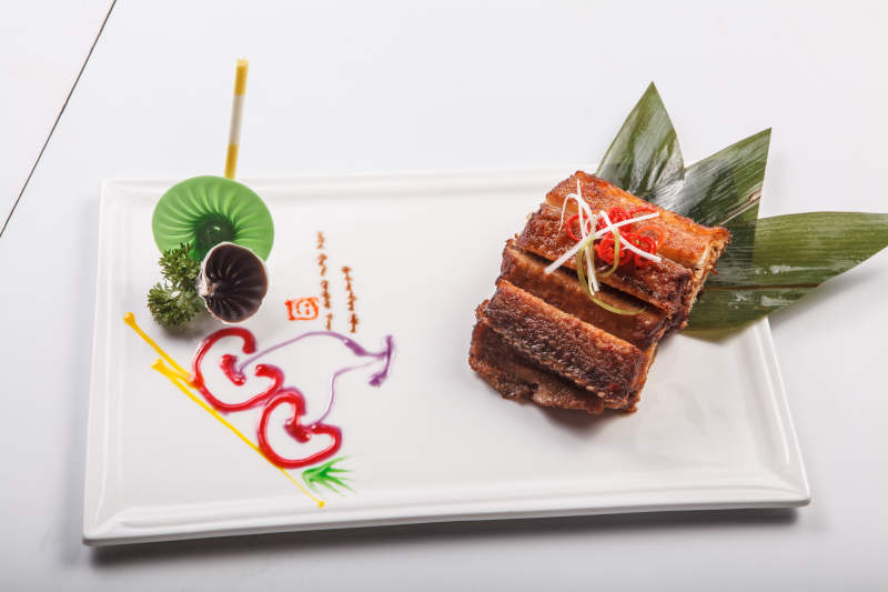 白色瓷盘装的风味糟醉带鱼图片