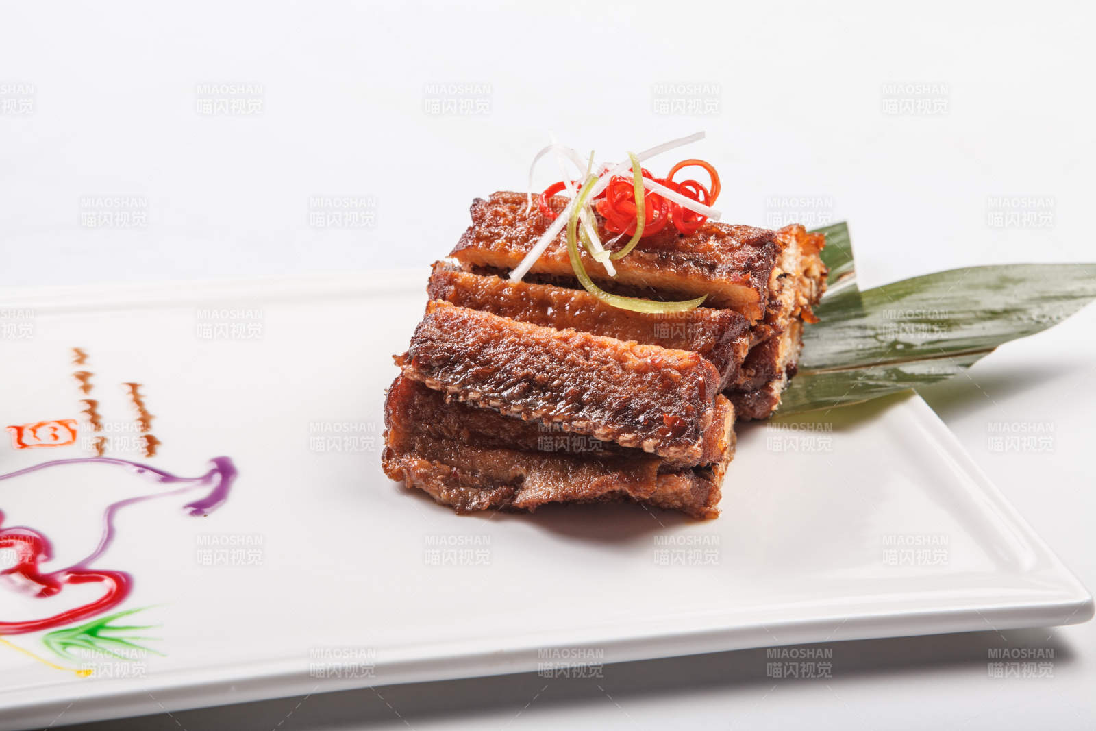 白色瓷盘装的风味糟醉带鱼图片