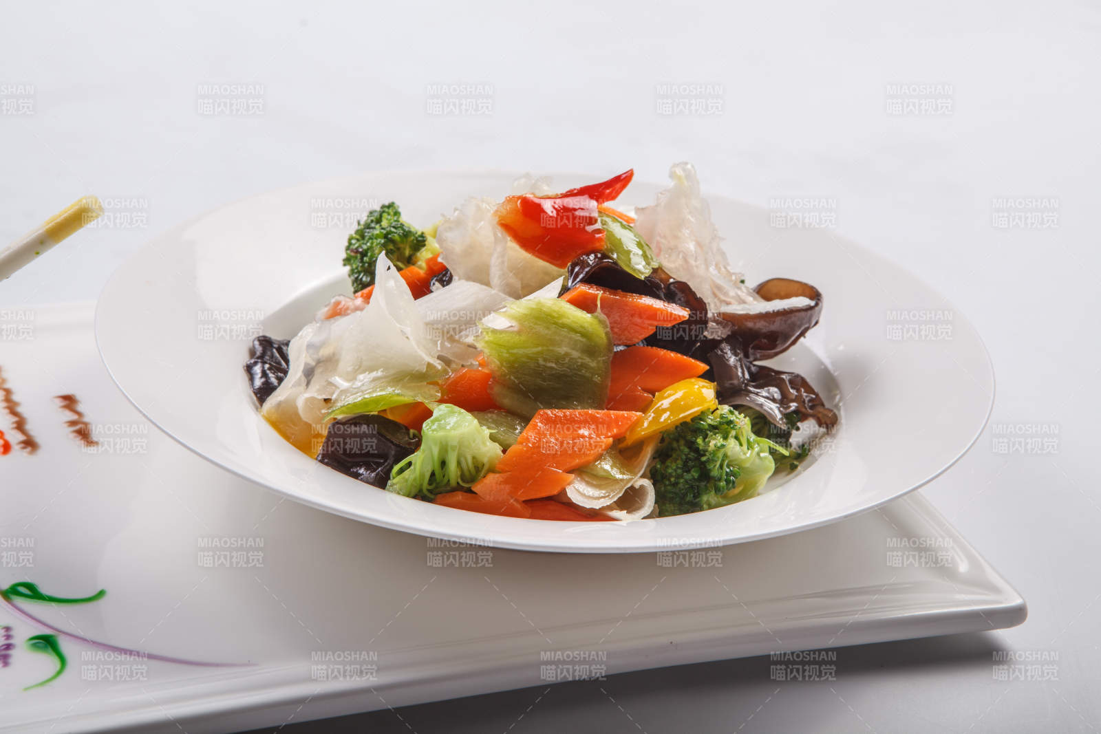 白色瓷盘装的风味凉拌菜图片