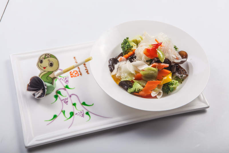 白色瓷盘装的风味凉拌菜图片