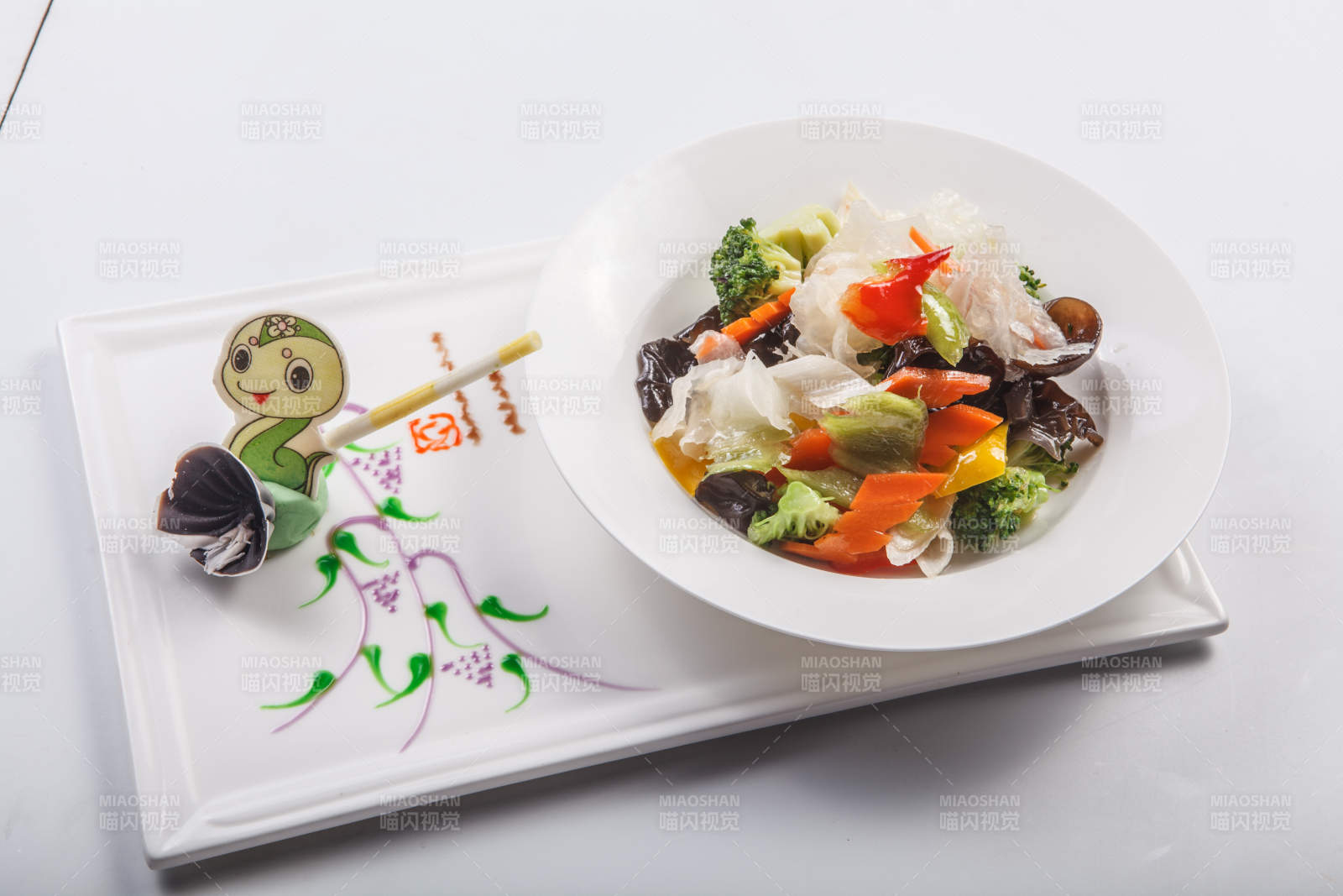 白色瓷盘装的风味凉拌菜图片