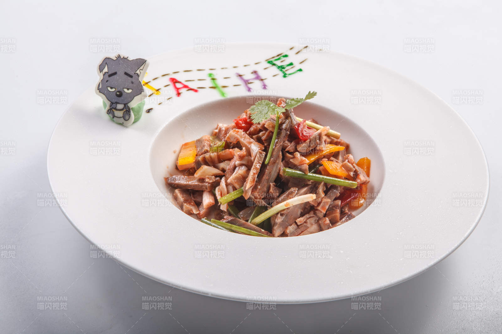 白色瓷盘装的凉拌小驴肉图片