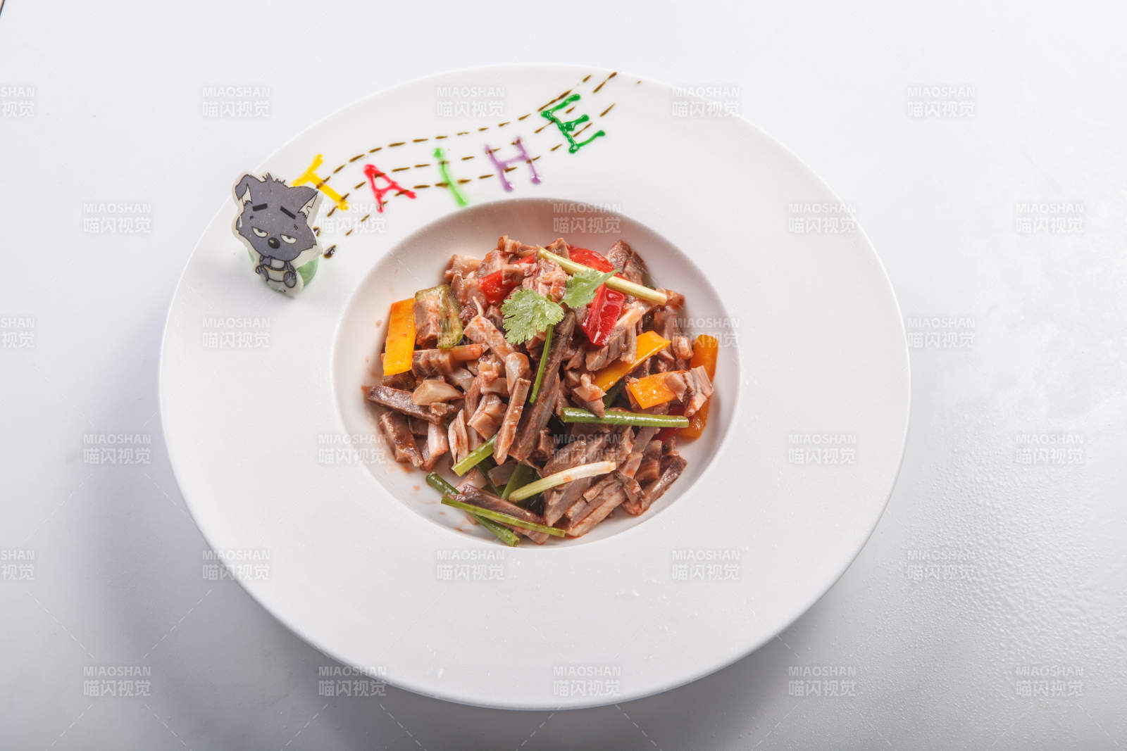 白色瓷盘装的凉拌小驴肉图片