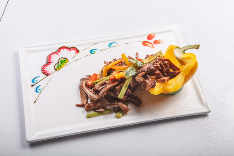 白色瓷盘装的温拌螺头图片