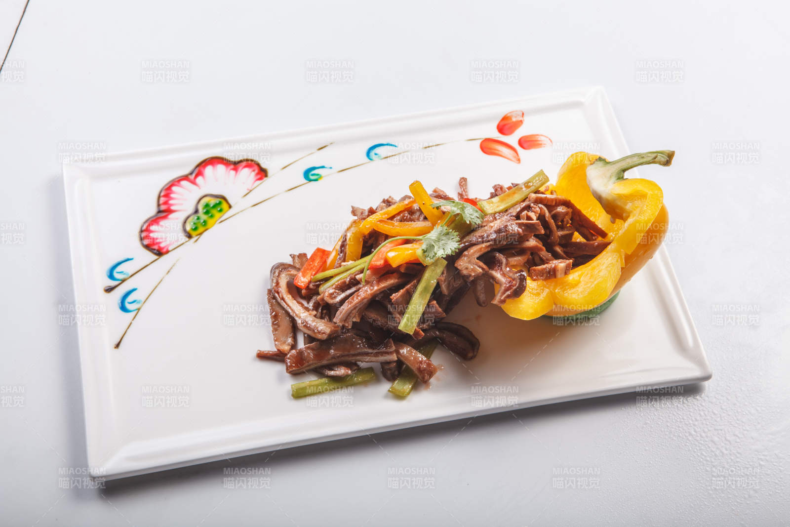 白色瓷盘装的温拌螺头图片