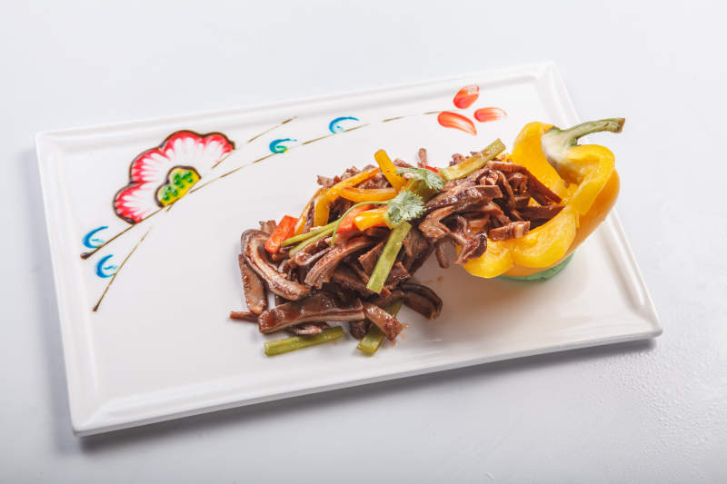 白色瓷盘装的温拌螺头图片